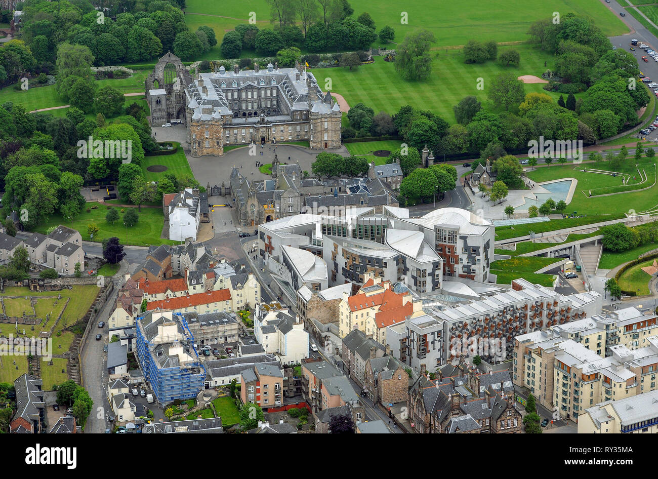 Vista aérea del Parlamento Escocés y el Palacio de Holyroodhouse de Edimburgo. Foto de stock