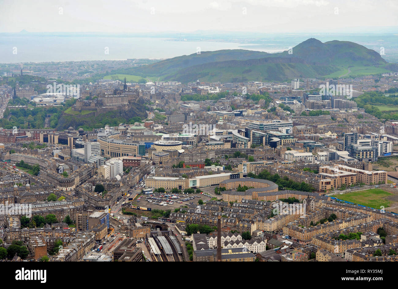 Vista aérea del extremo oeste del centro de la ciudad de Edimburgo. Foto de stock