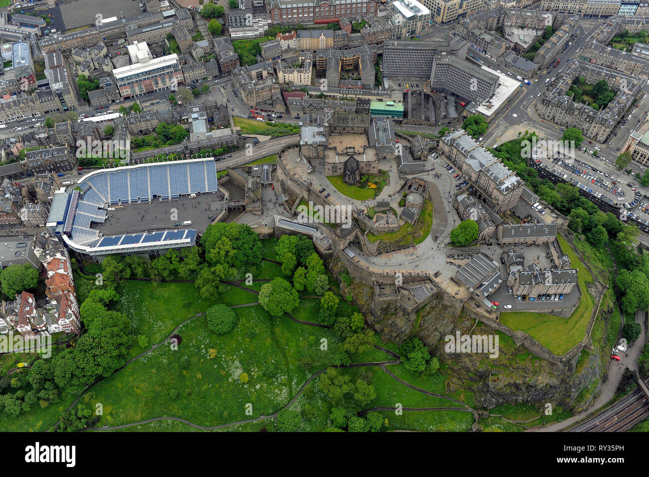 Vista aérea del Castillo de Edimburgo y el centro de la ciudad de Edimburgo. Foto de stock