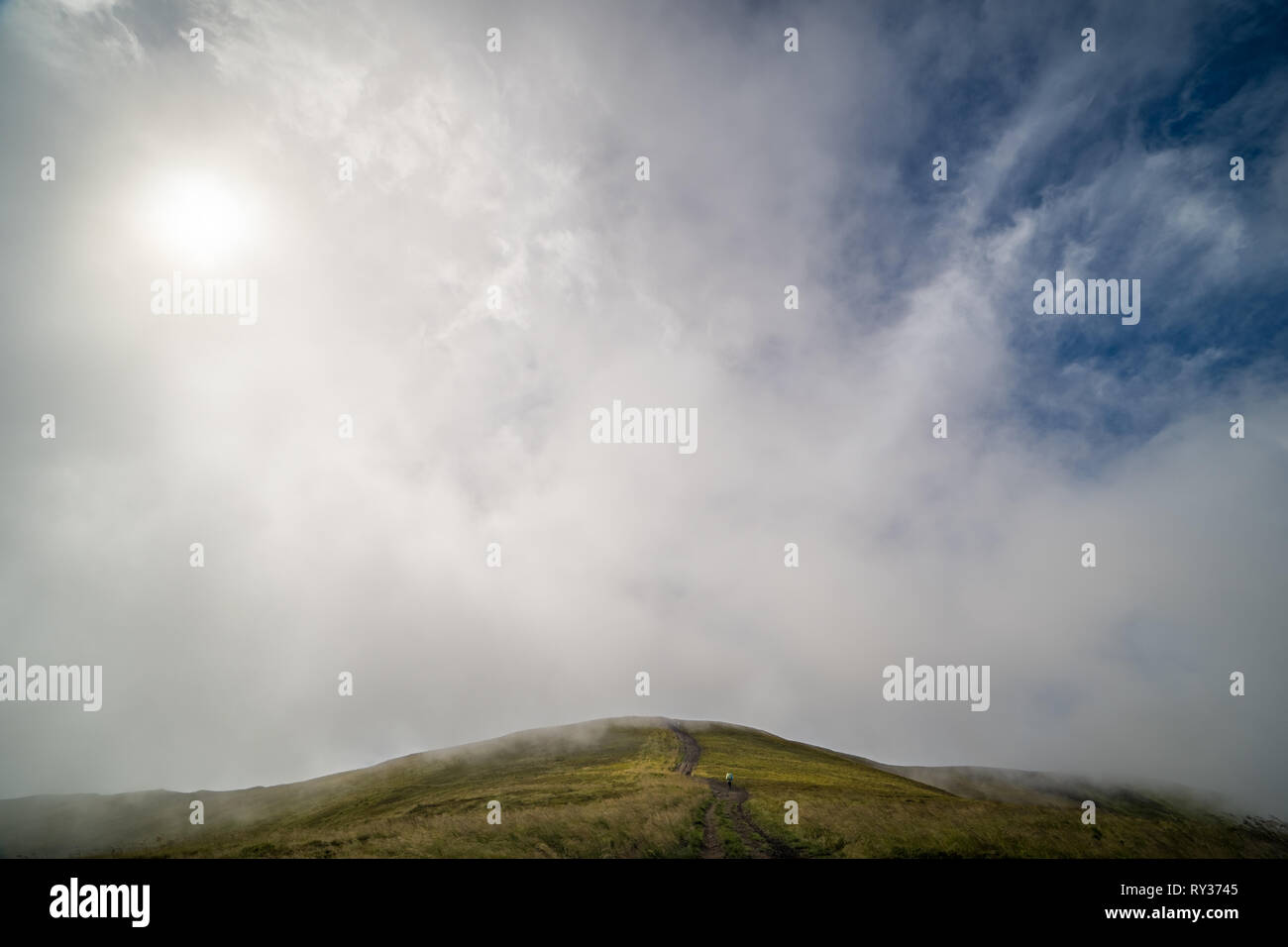 Paisaje de Borzhava cimas de las montañas de los Cárpatos ucranianos. Las nubes por encima de los Cárpatos Foto de stock