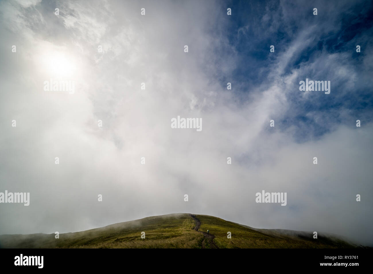 Paisaje de Borzhava cimas de las montañas de los Cárpatos ucranianos. Las nubes por encima de los Cárpatos Foto de stock