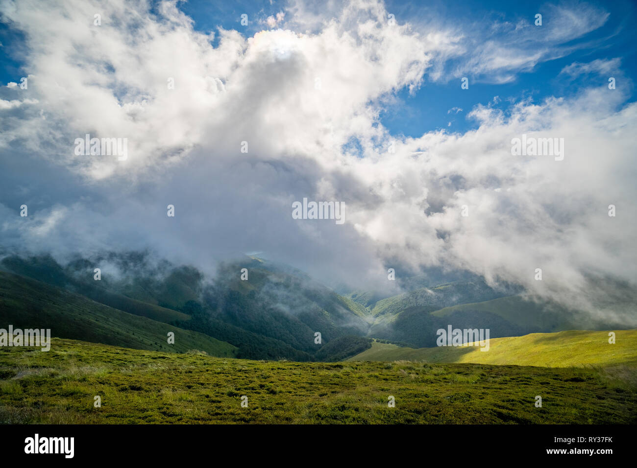 Paisaje de Borzhava cimas de las montañas de los Cárpatos ucranianos. Las nubes por encima de los Cárpatos Foto de stock