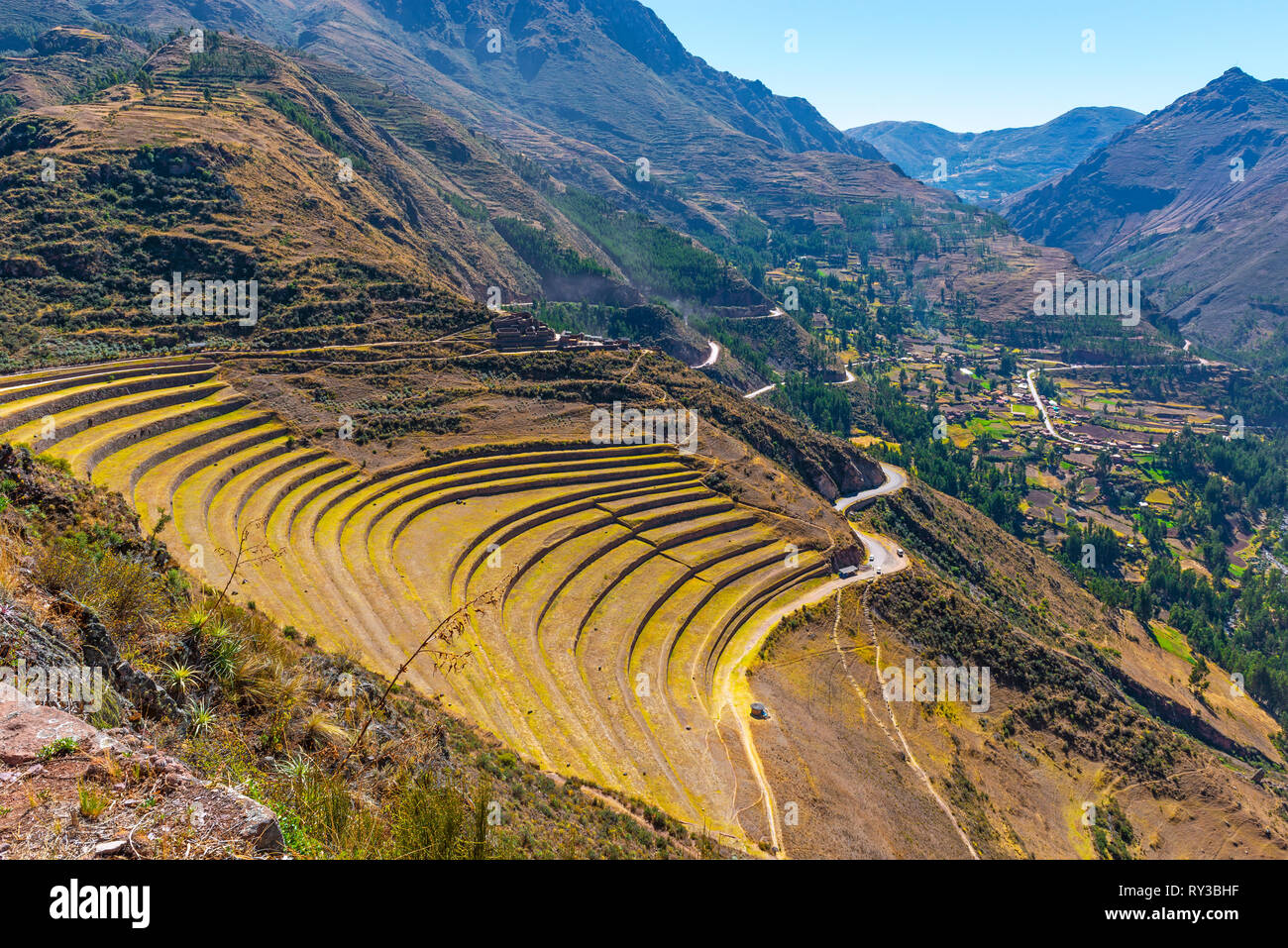 El gigantesco yacimiento arqueológico de Pisac con el famoso campo de terrazas para la agricultura en el Valle Sagrado de los Incas cerca de Cusco, Perú. Foto de stock