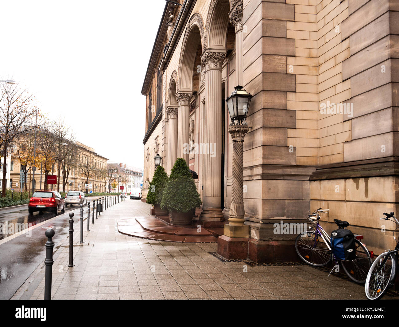 Karlsruhe, Alemania - Oct 29, 2017: Vista lateral de la Staatliche Kunsthalle Karlsruhe State Art Gallery aprovechando Hans-Thoma-Strasse street en un día lluvioso Foto de stock