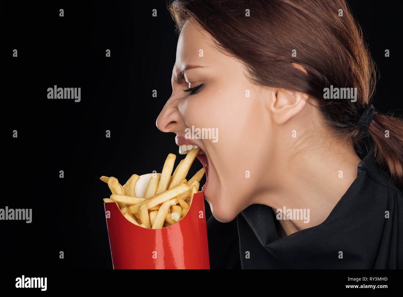 Mujer comiendo patatas fritas con sabrosa salsa de mayonesa: fotografía de  stock © belchonock #154129060