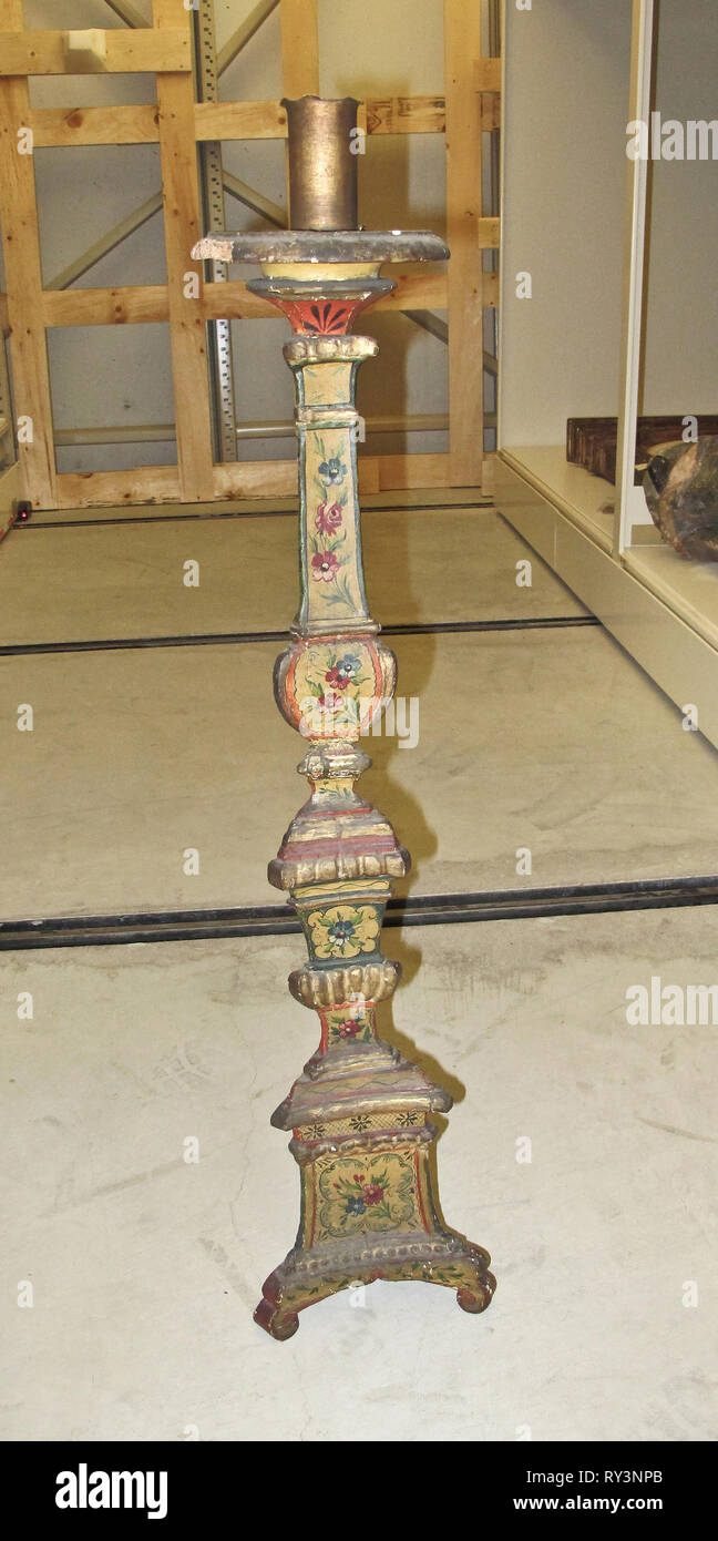 Candleholder, 1700. Italia, Florencia, siglo XVIII. Madera labrada y pintada; total: 78,7 cm (31 pulg. Foto de stock