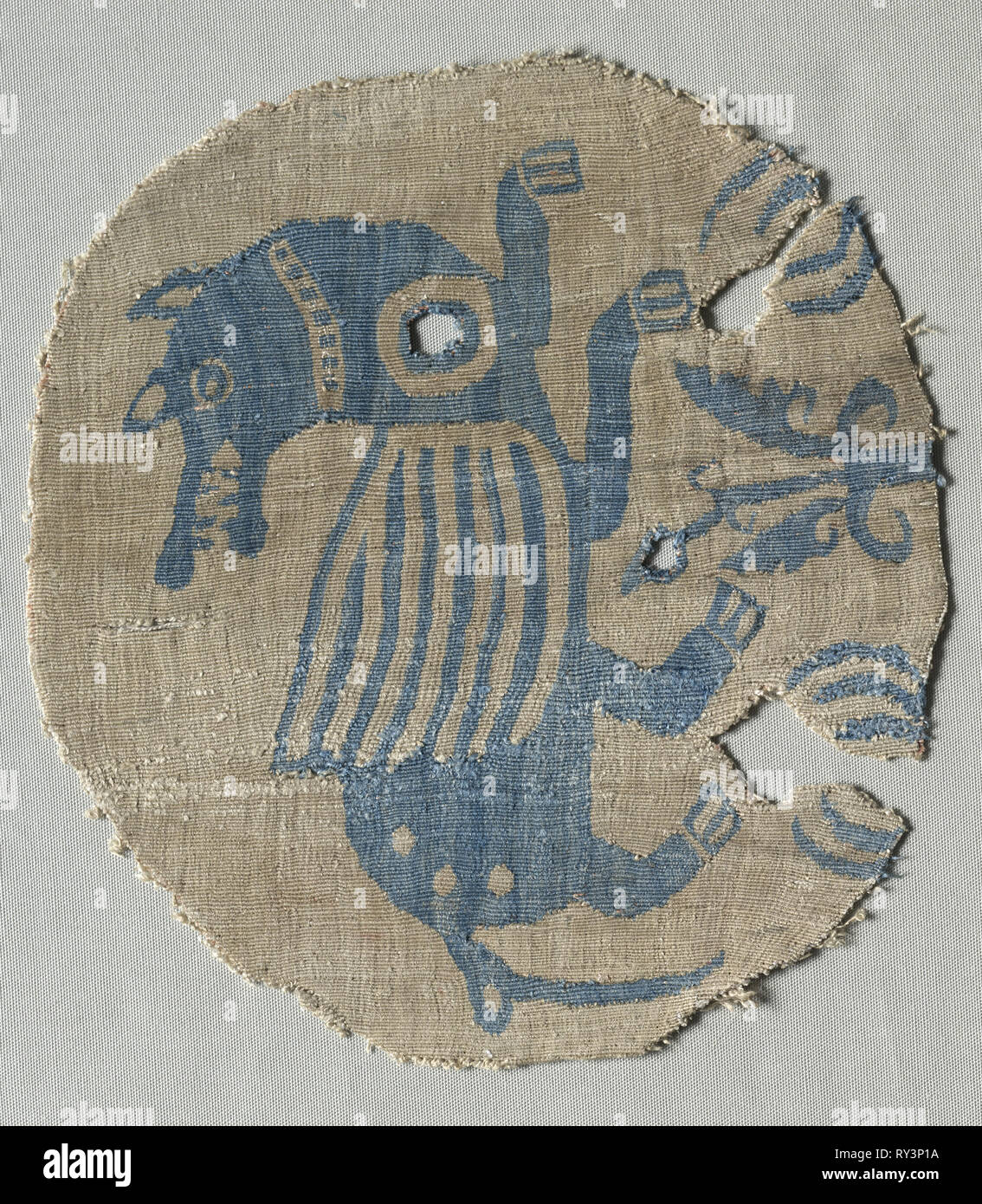 Fragmento, 1000s - 1100s. Irán o Irak, 11TH-12th siglo. Soumak o tapiz  trenzado; seda; total: 20 x 22,6 cm (7 7/8" x 8 7/8 Fotografía de stock -  Alamy