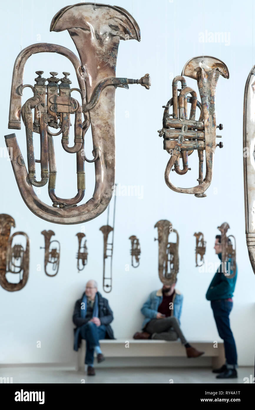 Los amantes del arte en la galería de arte contemporáneo de Turner Margate Kent Foto de stock