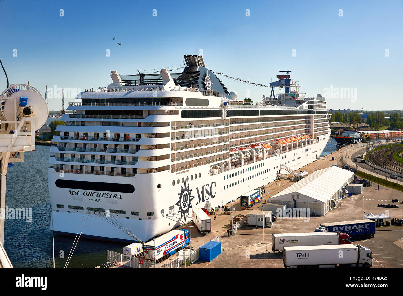 Rostock-Warnemünde/ Alemania - Mayo 8th, 2018: ver en el buque de crucero  MSC Orchestra en el puerto de la ciudad mientras los pasajeros de carga y  alimentación Fotografía de stock - Alamy
