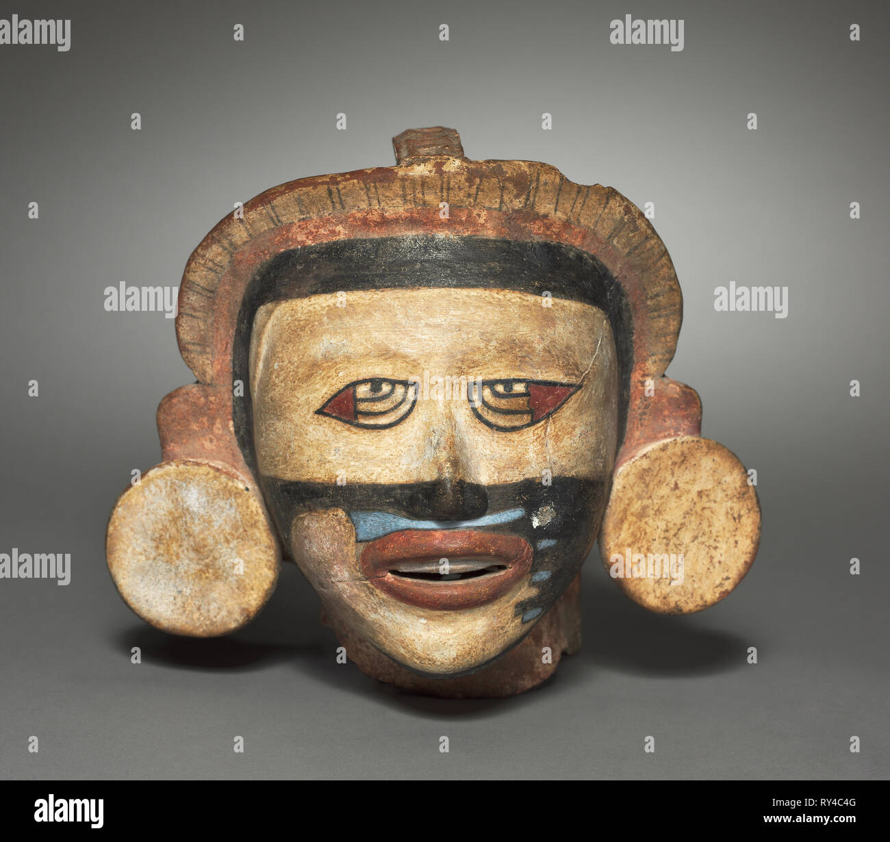 Cabeza, 600-1100. México, Veracruz (Clásico totonaco o Tajin). La cerámica;  total: 17 x 20 x  cm (6 11/16 x 7 7/8 x 5 11/16 Fotografía de stock -  Alamy