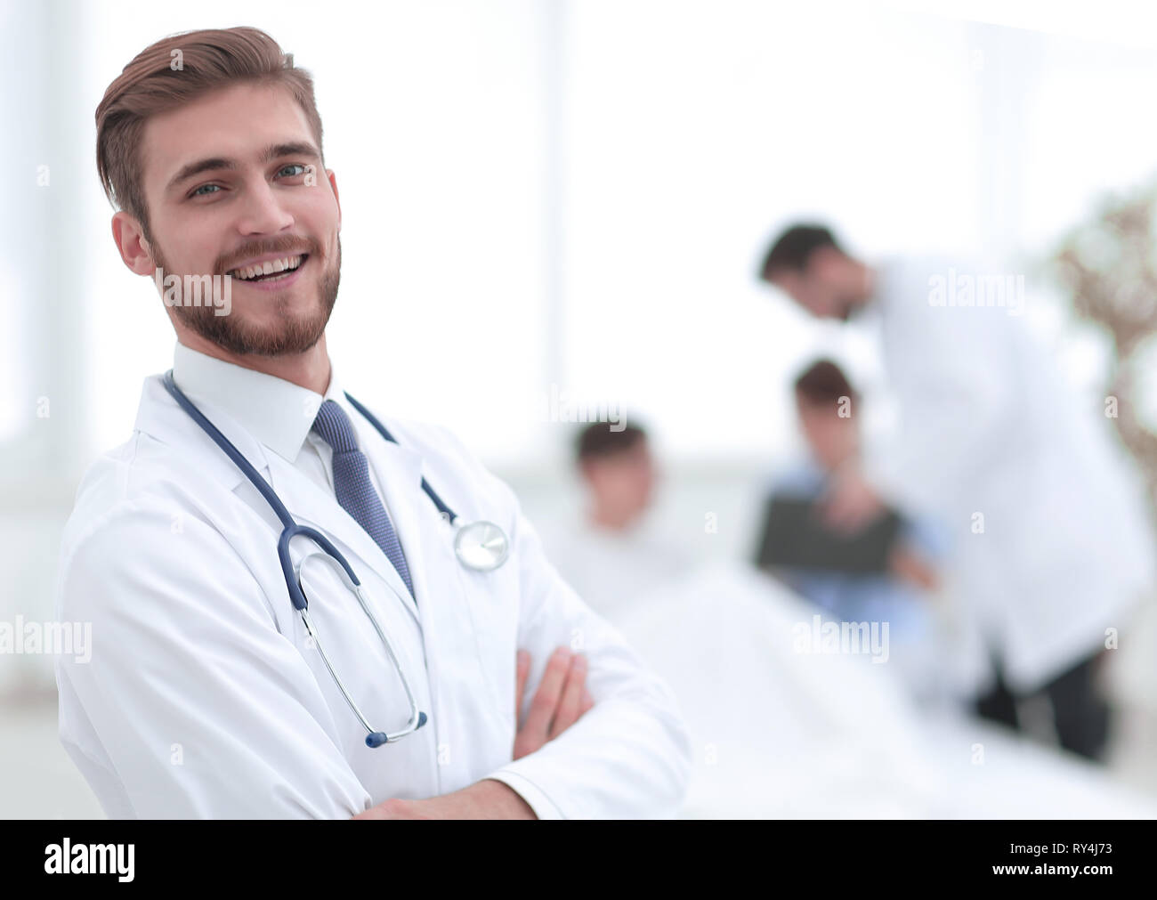 El responsable médico en el fondo de la cámara Foto de stock