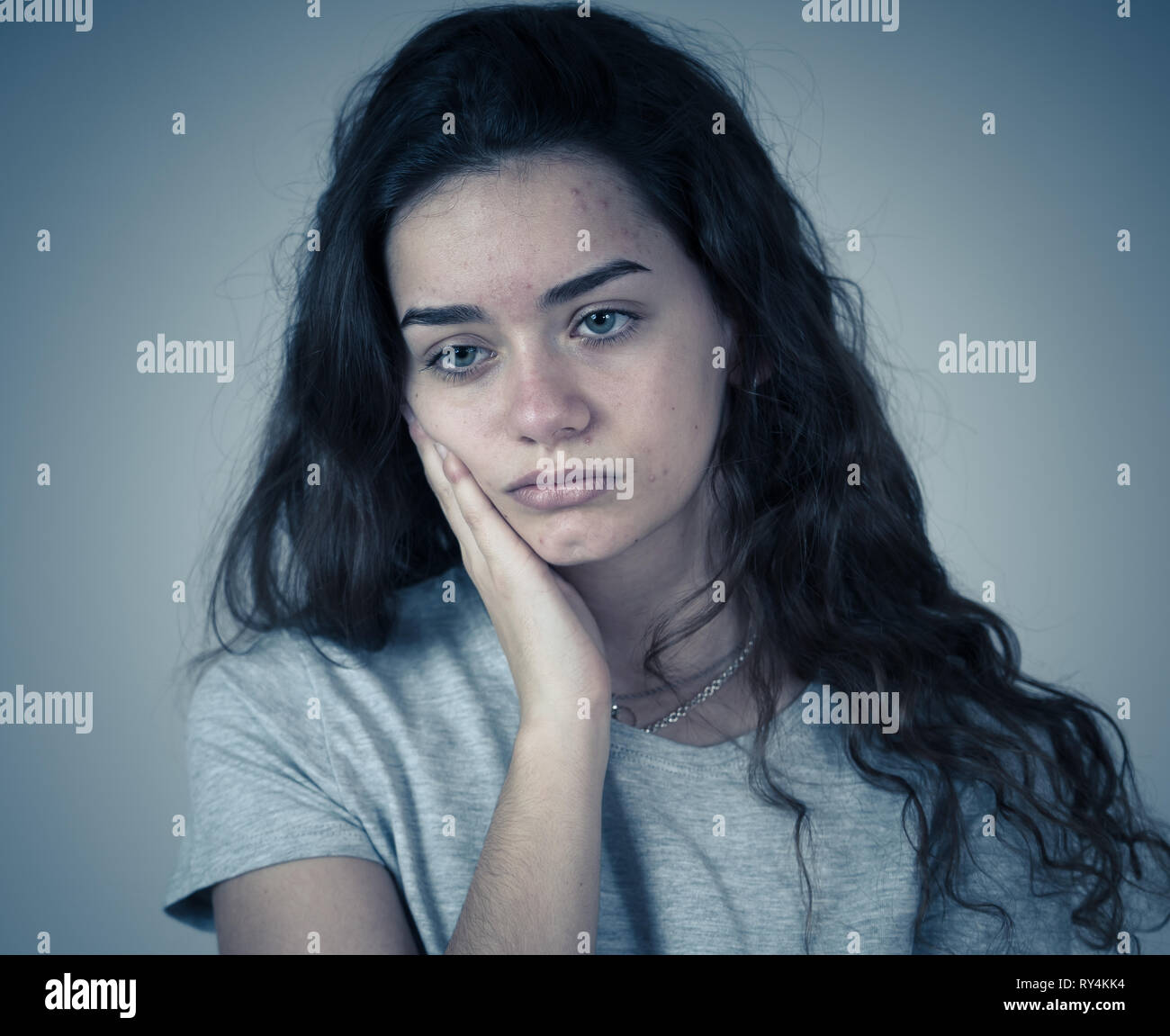 Retrato de hermosa triste miserable joven chica con cara triste