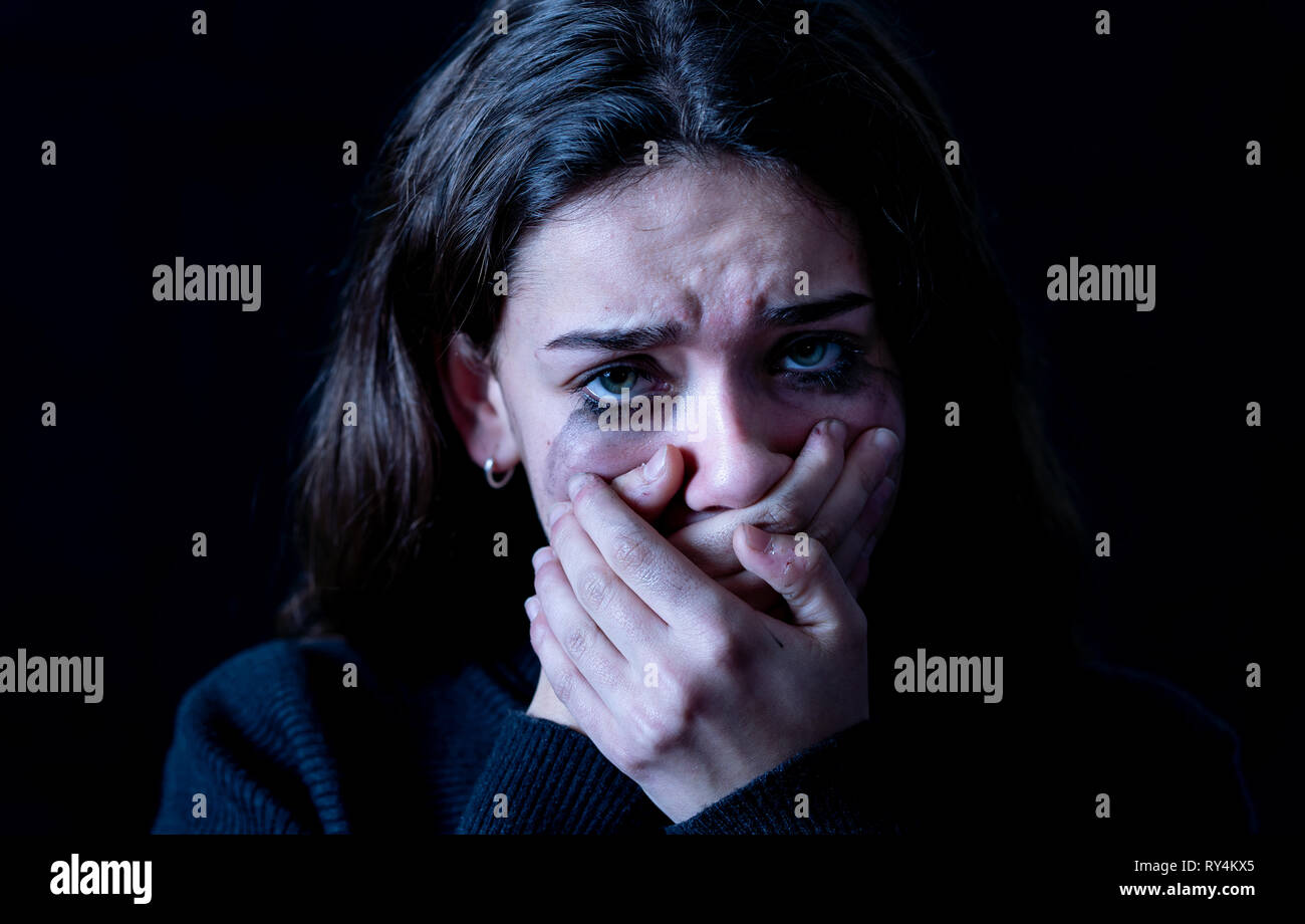 Espectacular closeup retrato de joven asustado, deprimido chica llorando solos, sensación de desesperanza que sufren acoso o violencia doméstica. Detener niño ab Foto de stock