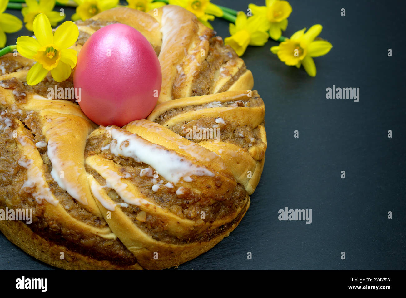 La Pascua de la cocción. Corona de Pascua. Una corona con un huevo de pascua en el oriente Foto de stock