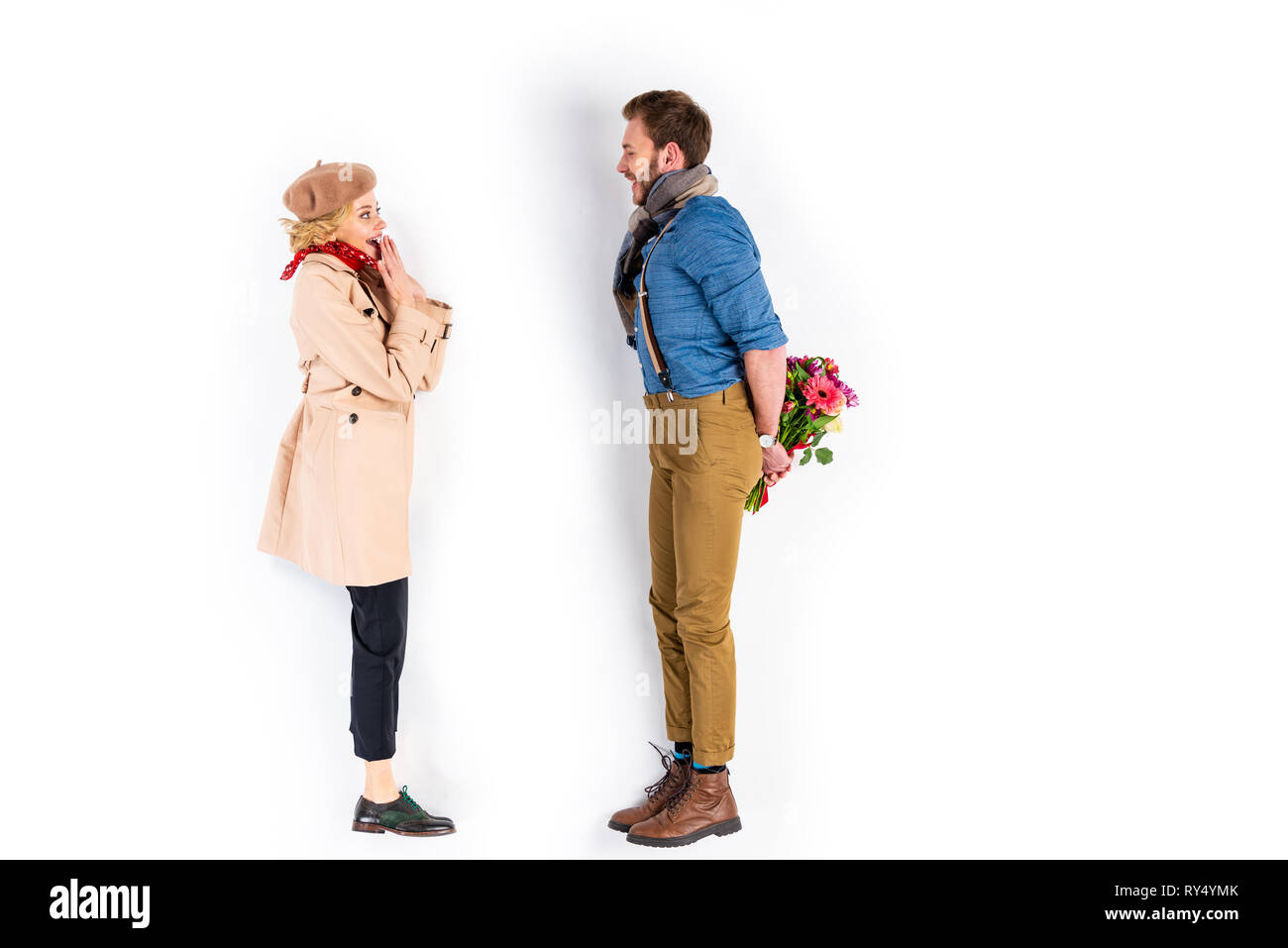 Ocultar el hombre elegante ramo de flores para la novia sobre fondo