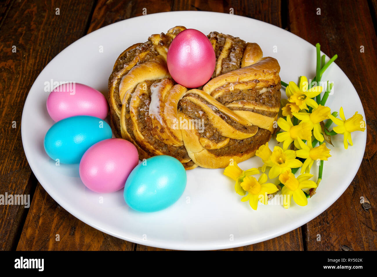 La Pascua de la cocción. Corona de Pascua. Una corona con un huevo de pascua en el oriente Foto de stock