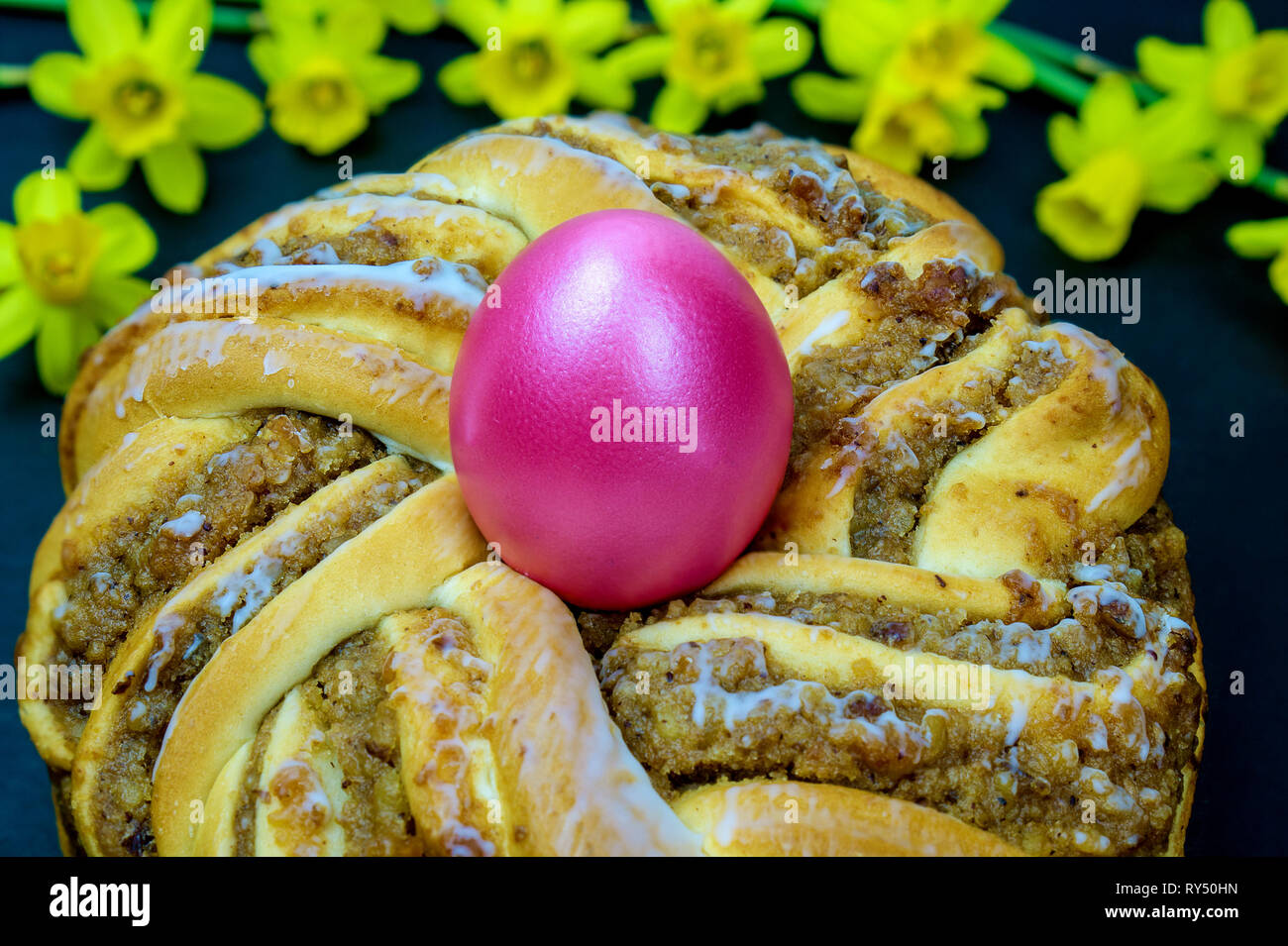 La Pascua de la cocción. Corona de Pascua. Una corona con un huevo de pascua en el oriente Foto de stock