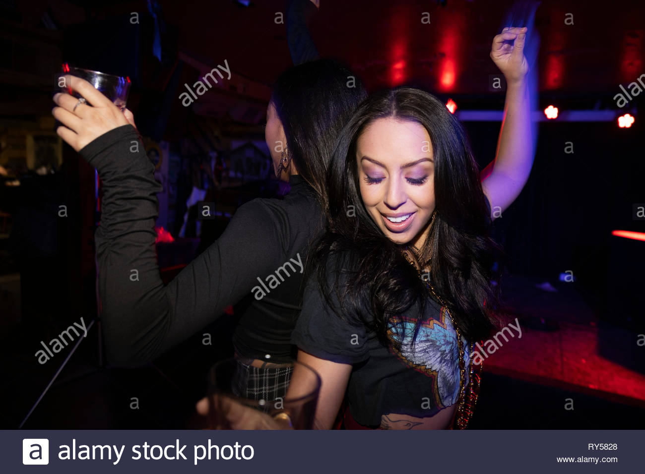 Las mujeres amigos Bailar en discoteca dance floor Fotografía de stock