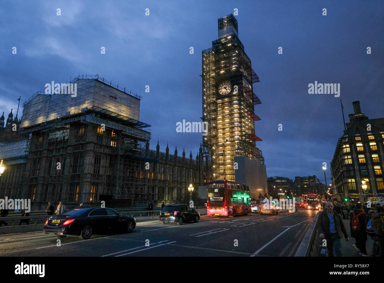 Las casas del parlamento, Londres, Reino Unido. Elizabeth Tower como se ve desde el puente Westminster. Elizabeth Tower es también conocido como Big Ben. Exposición larga noche ph Foto de stock