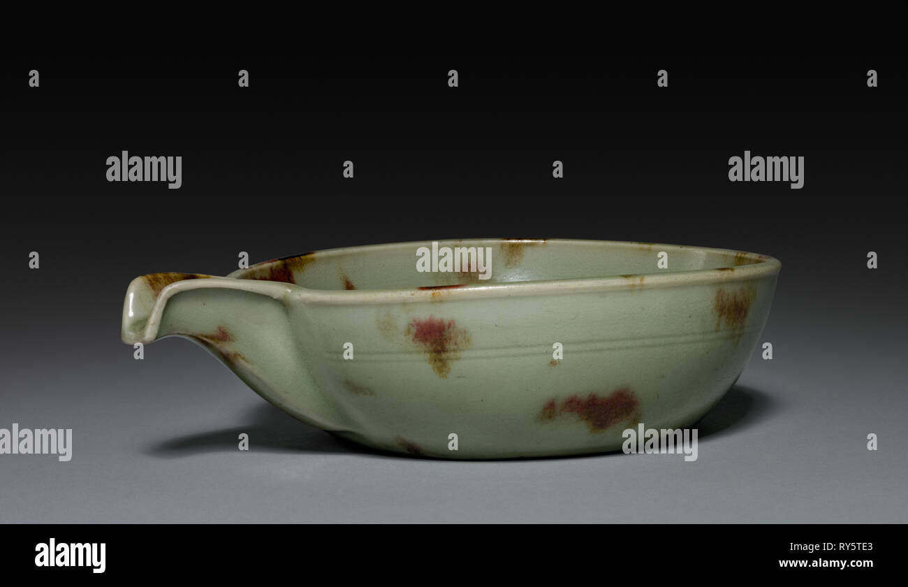 Recipiente: Spouted Longquan Ware, Siglo 14. China, en la provincia de Zhejiang, probablemente Lung-ch'uan hornos, dinastía Yuan (1271-1368). Celadon-gres porcelánico manchada con cobre rojo; Diámetro: 17,5 cm (6 7/8"); total: 5,6 x 21,5 cm (2 3/16 x 8 7/16 pulg. Foto de stock