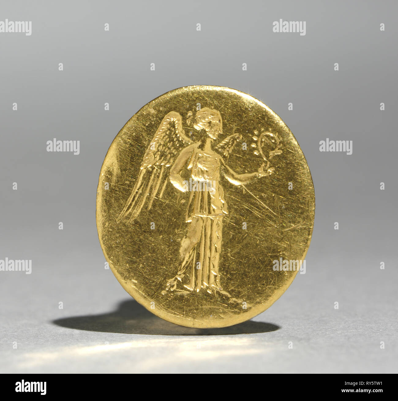 Dedo del anillo con la figura de Nike, 300s BC. Grecia, siglo iv antes de  Cristo. Oro; Diámetro: 1,7 cm (11/16); bisel: 2,2 x 2 cm (7/8 x 13/16  Fotografía de stock - Alamy
