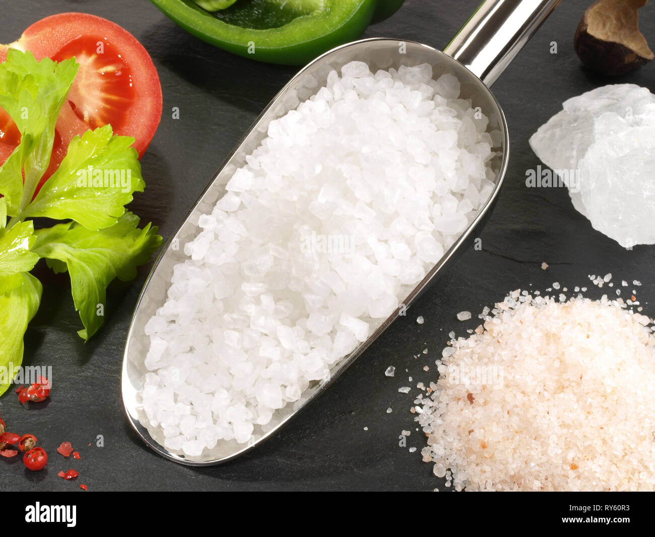 Cocinar con sal de mar - nutrición saludable Foto de stock