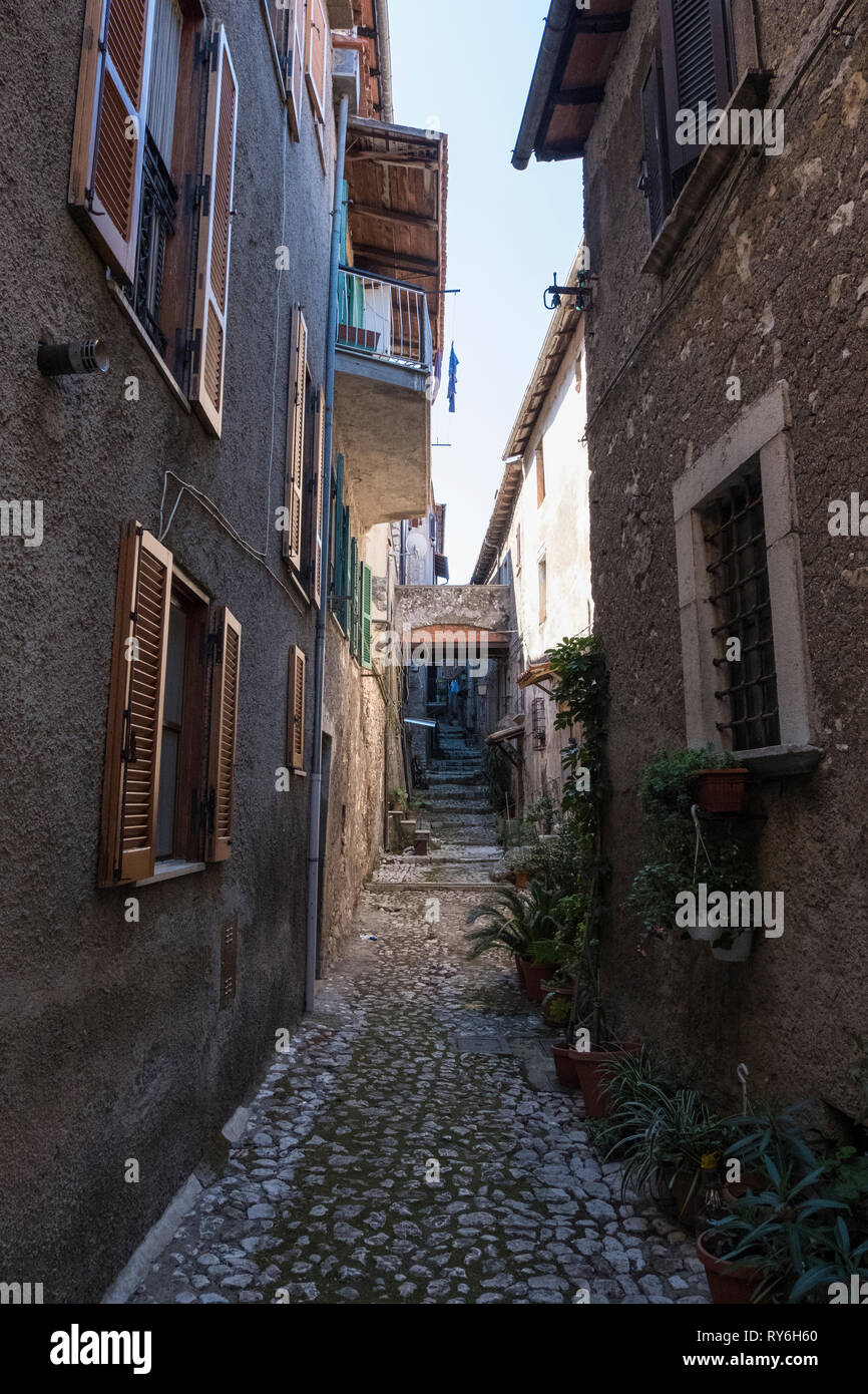 Perspectiva decreciente del callejón entre antiguas casas de la ciudad Foto de stock