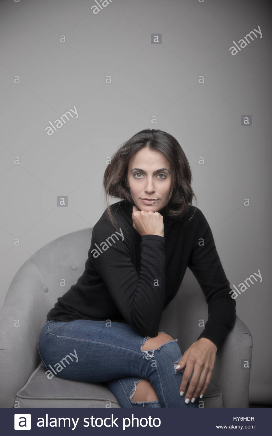 Vaqueros Rotos De Rodilla Fotos e Imágenes de stock - Alamy