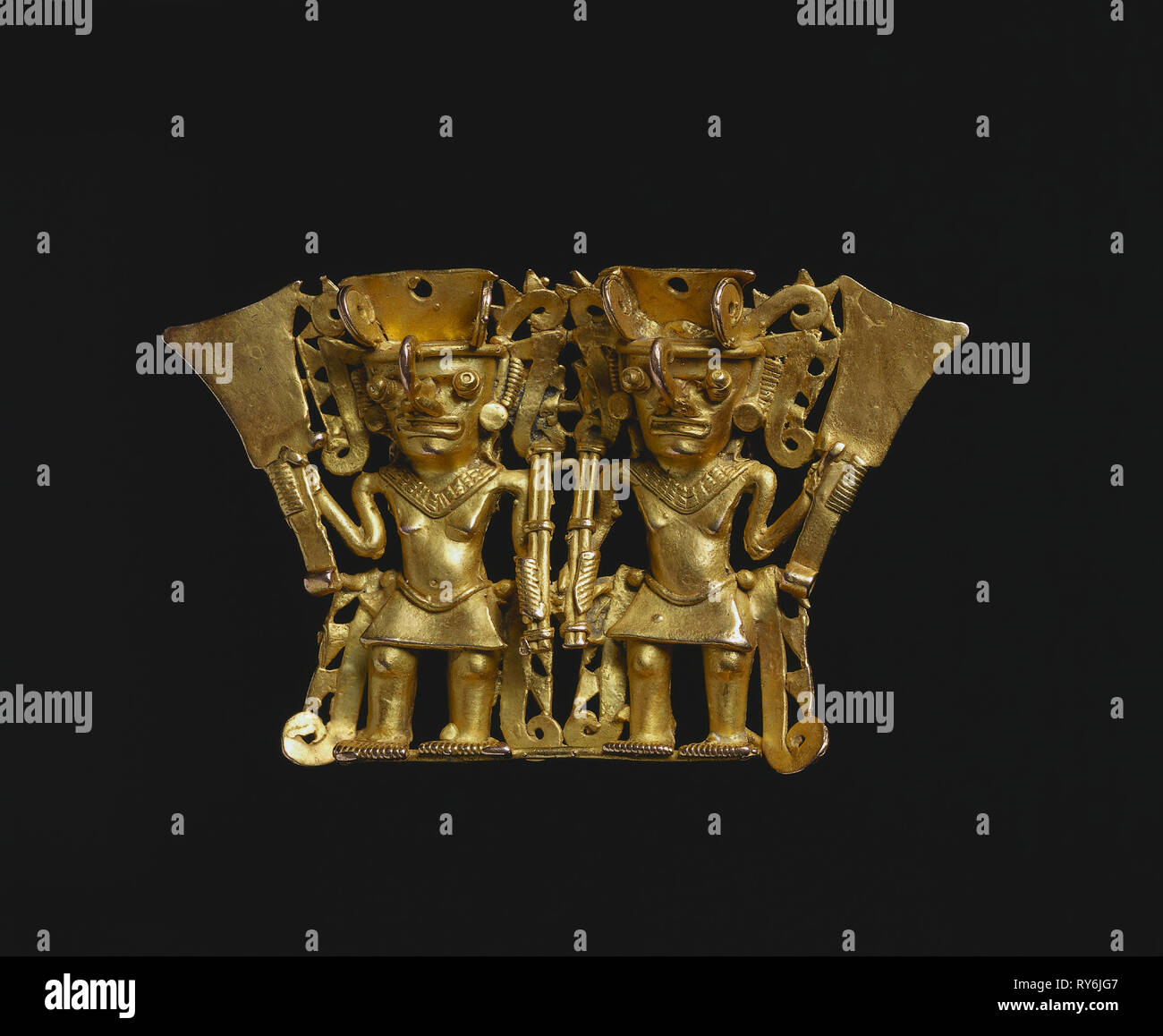 Cifras Bat-Nosed colgante, 1000-1550. Panamá, la Península de Azuero, Parita, estilo 11th-16th siglo. Oro fundido; total: 7,2 x 11,8 x 2,3 cm (2 13/16 x 4 5/8 x 7/8" Foto de stock