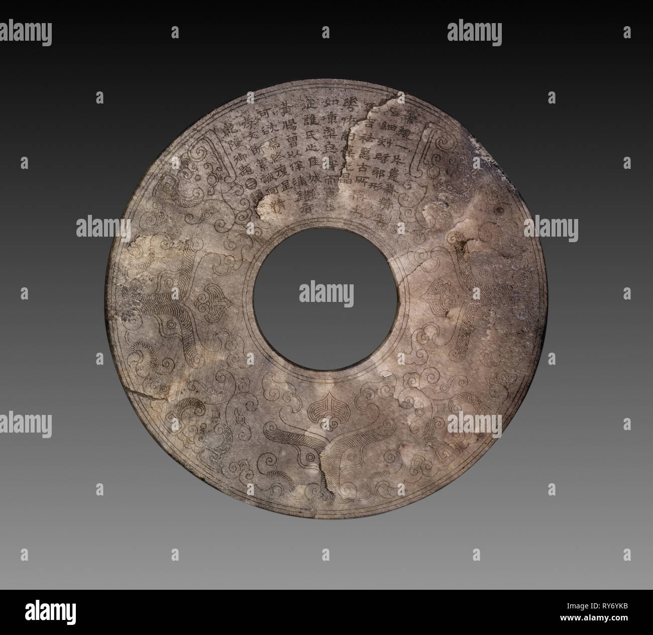 Disco (BI) con el poema en Imperial Seal Script (zhuanshu) por el Emperador  Qianlong, 1736-95. China, la Dinastía Qing (1644-1911), el reinado Qianlong  (1736-95). Jade Blanco con manchas marrones, histórico, rectificado de