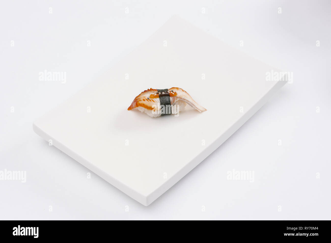 Un alto ángulo de visualización de sushi servido en la placa sobre fondo blanco. Foto de stock