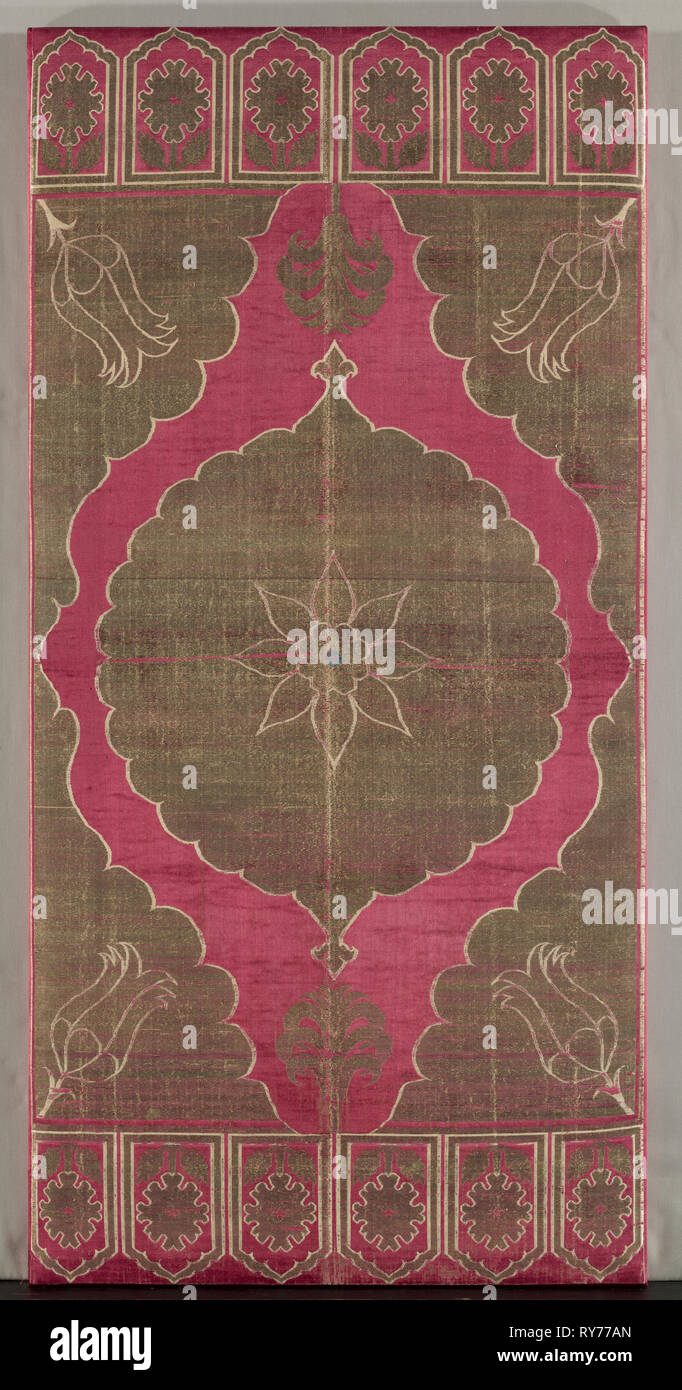 Brocaded Funda de cojín de seda seda rayas iraní y envolvente, a comienzos de 1600. Turquía, Bursa o Estambul, período otomano. Seda, hilo de metal dorado; lampas tejer; total: 141 x 68,4 cm (55 1/2 x 26 15/16 Foto de stock