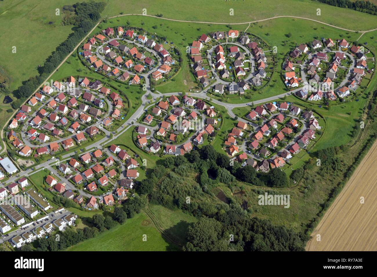 Zona residencial con casas en las afueras de la ciudad de Lübeck,  Schleswig-Holstein, Alemania Fotografía de stock - Alamy