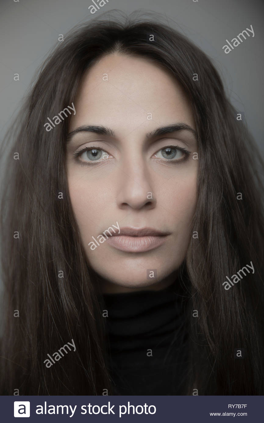 Retrato de cierre seguro hermosa morenita joven con ojos azules Foto de stock
