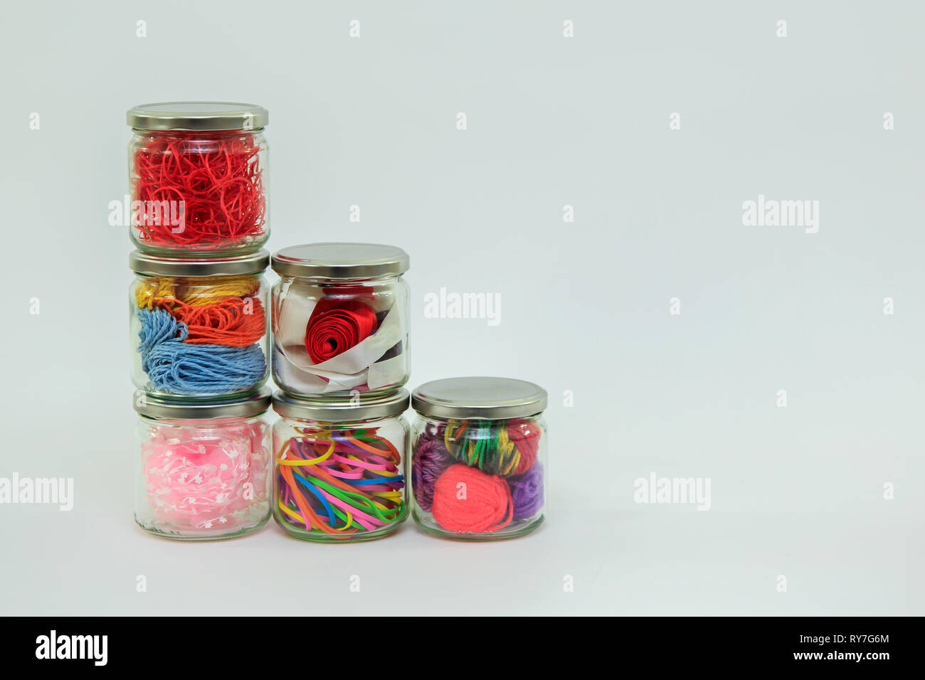 Frascos de vidrio lleno de suministros artesanales con un fondo blanco  Fotografía de stock - Alamy