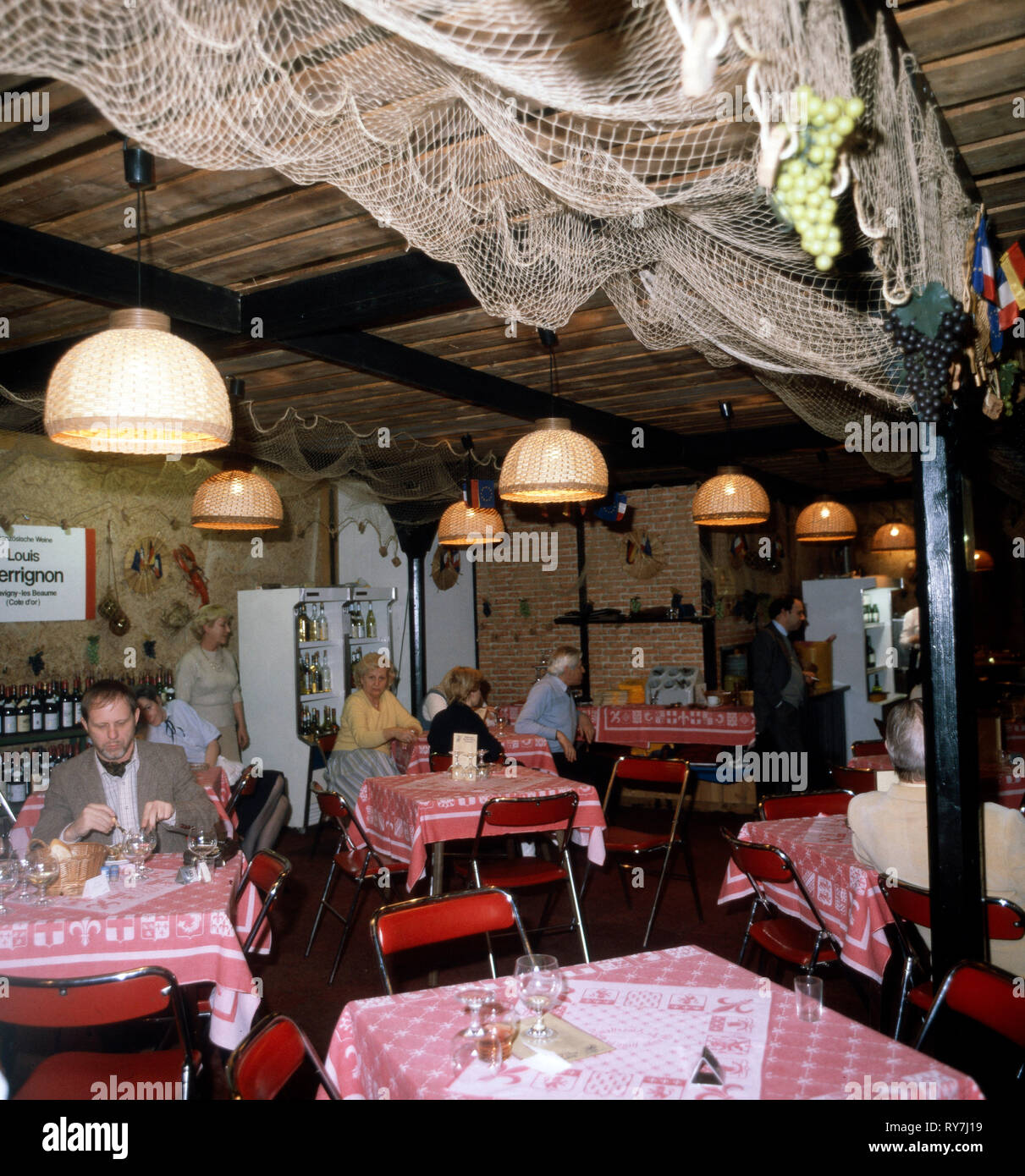 Ein französich angelehntes Restaurante, 1970er. Un restaurante de estilo francés, 1970 Foto de stock