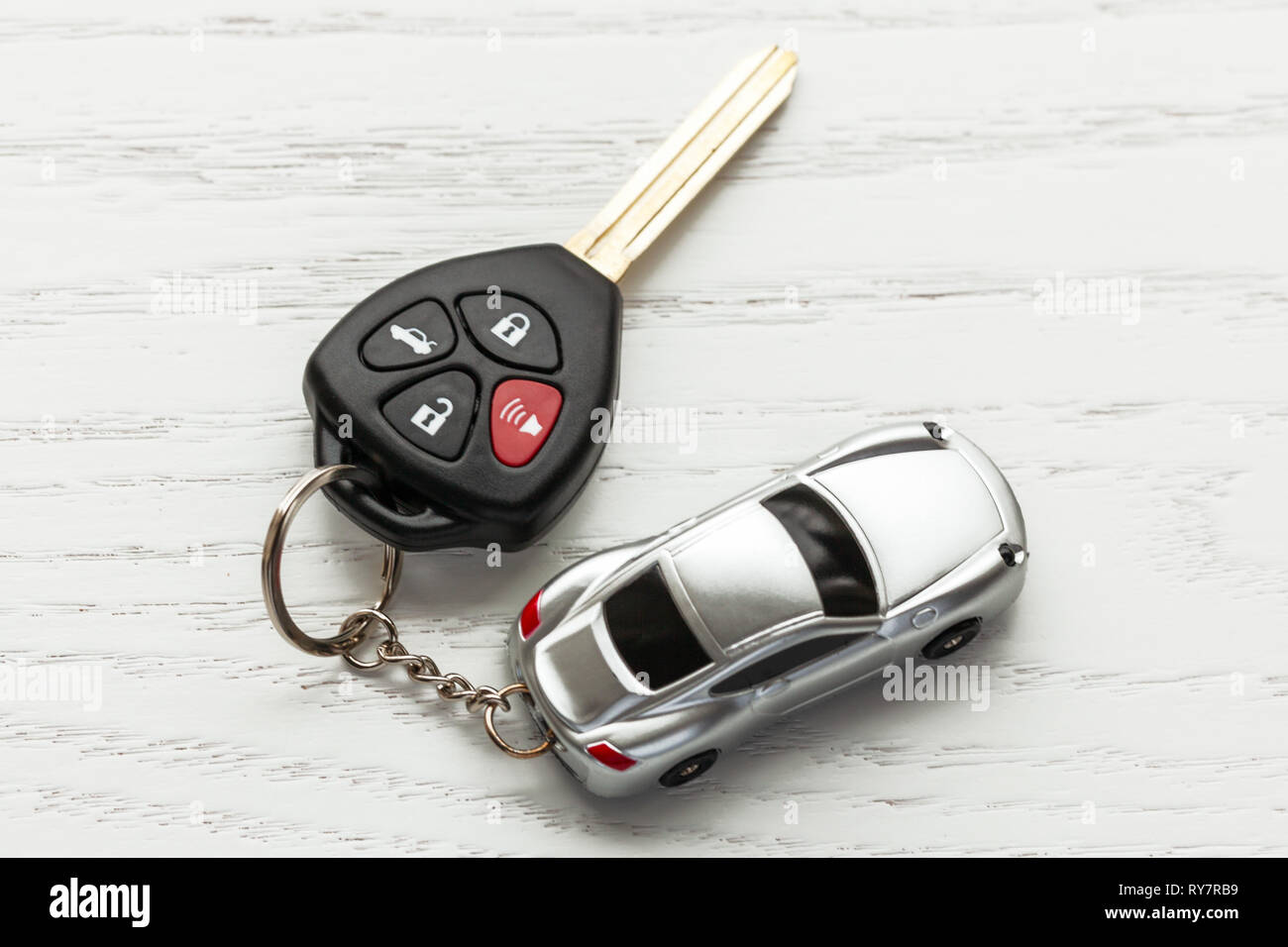 Las llaves del coche con control remoto y seguridad coche llavero fondo blanco de madera Fotografía de stock - Alamy