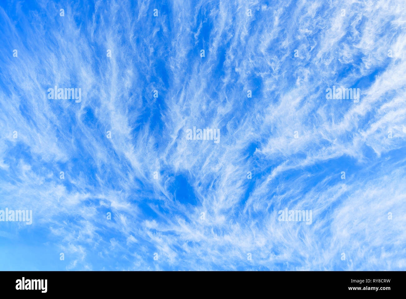 Las Nubes Cirros Sobre Cielo Azul Fotografia De Stock Alamy Las Nubes Cirros Sobre Cielo Azul Fotografia De Stock Alamy