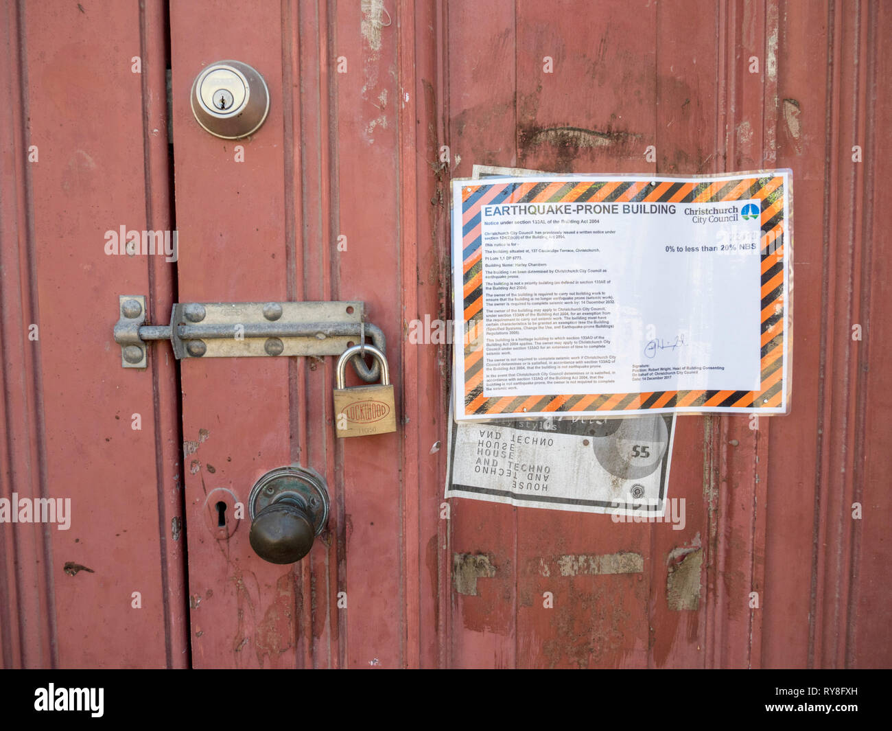 Un letrero en la puerta de un antiguo edificio en Christchurch New Zeaand declararlo un terremoto propenso edificio y necesita reparación. Foto de stock