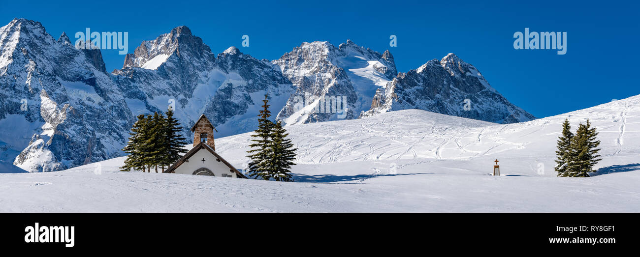 El Col du Lautaret, Hautes-Alpes, Parque Nacional de Ecrins, Alpes, Francia: panorámica vista de invierno con La Chapelle des Fusillés Foto de stock