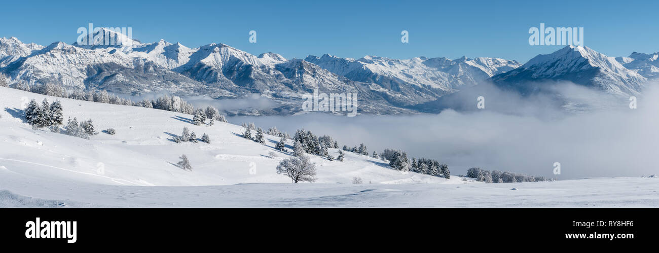 Valle de Champsaur, Hautes-Alpes, Alpes, Francia: Invierno panorámica con vistas sobre el valle y pico Chaillol Autane cordillera Foto de stock