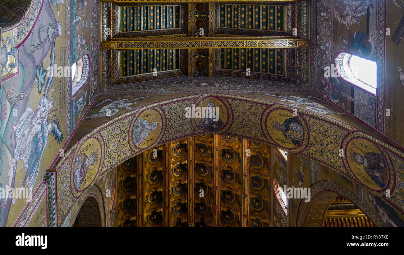 Las imágenes de las vidrieras en el arco de la catedral de Palermo, Sicilia Italia son imágenes de santos y otras escrituras en la iglesia Foto de stock