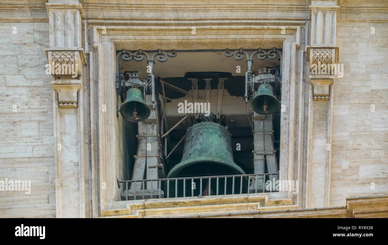 La antigua campana en la parte superior de la Basílica de San Pedro en el Vaticano, Roma, Italia La antigua campana en la parte superior de la Basílica de San Pedro en el Vaticano, Roma, Italia