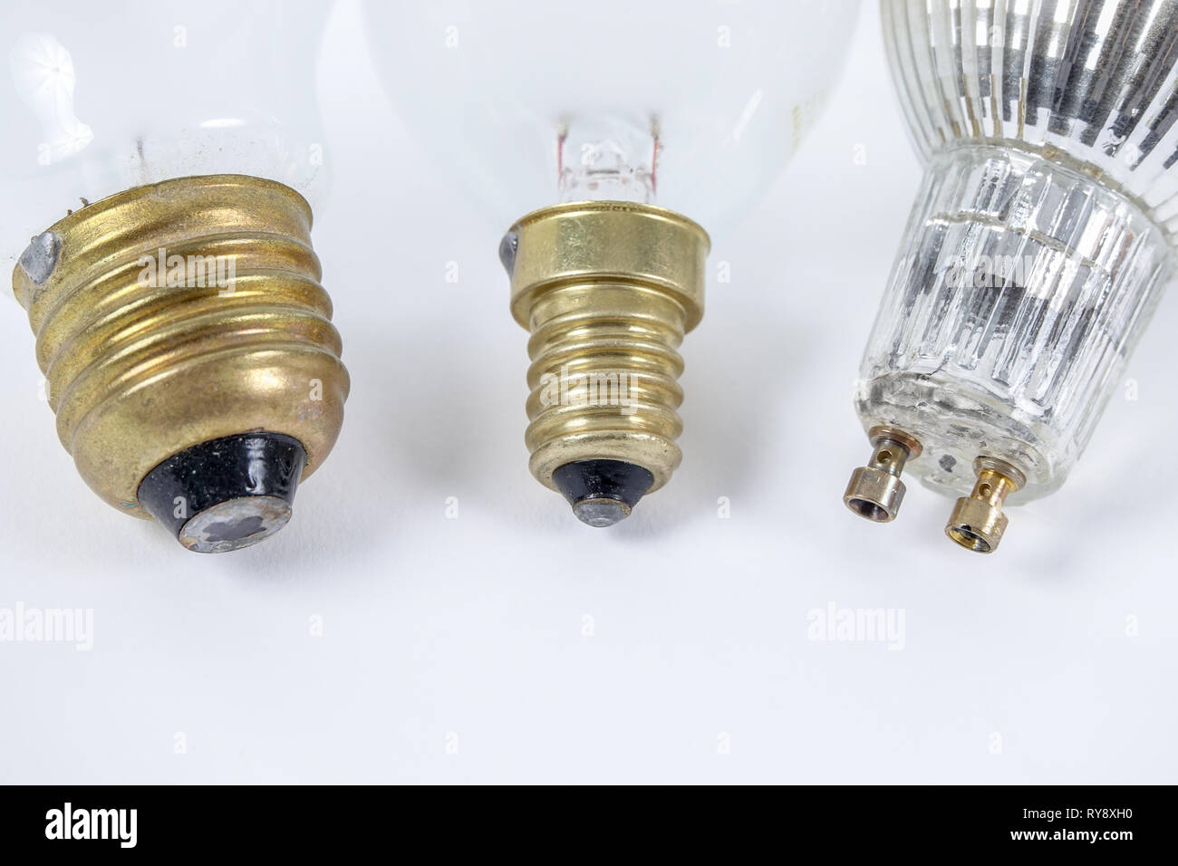 Tres diferentes tipos de fuentes de luz / portalámparas. E27, E14 y GU10. Foto de stock