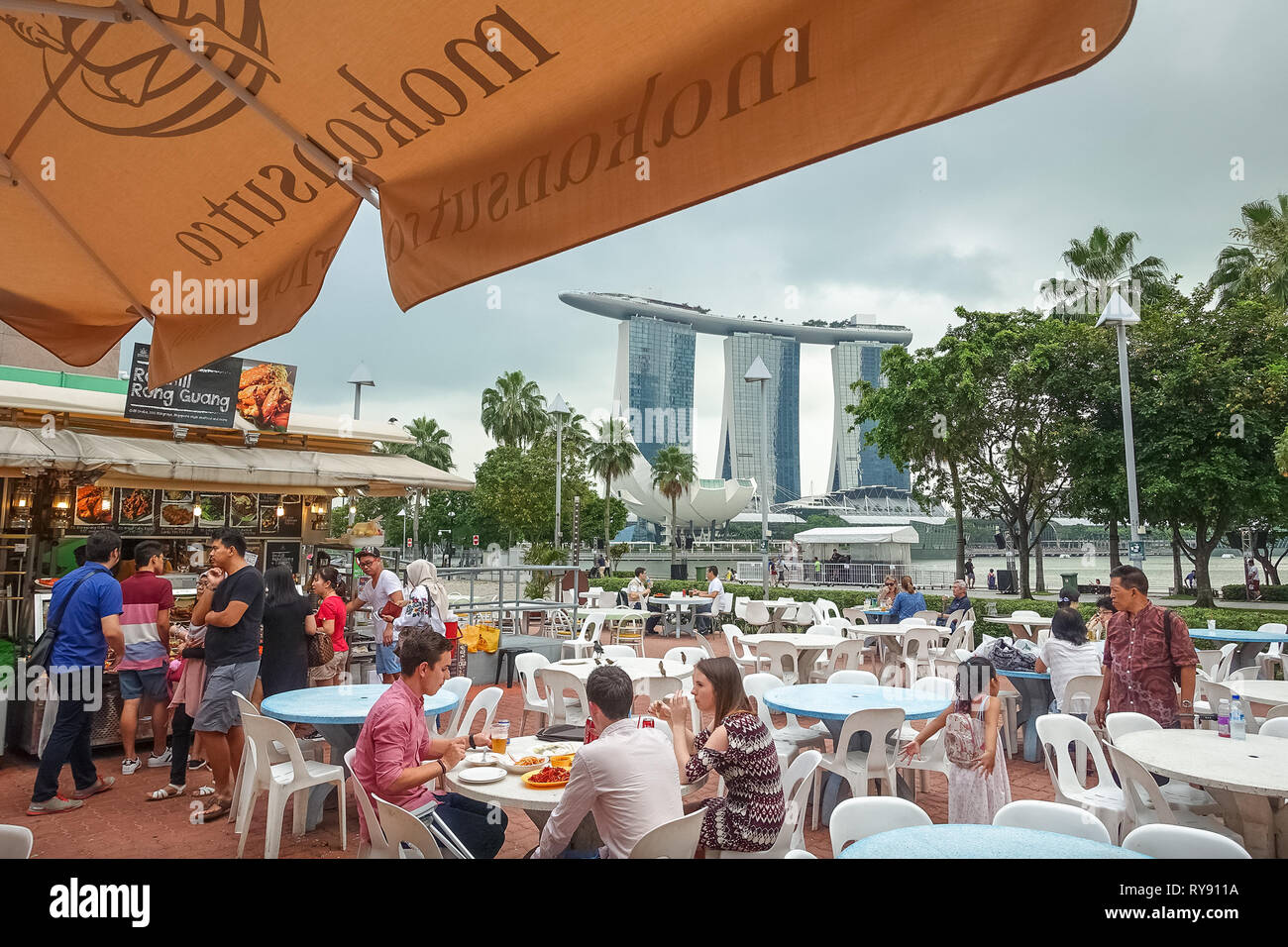 Makansutra Hawker Center y turistas, con Vista Marina Bay Sands - Singapur Foto de stock