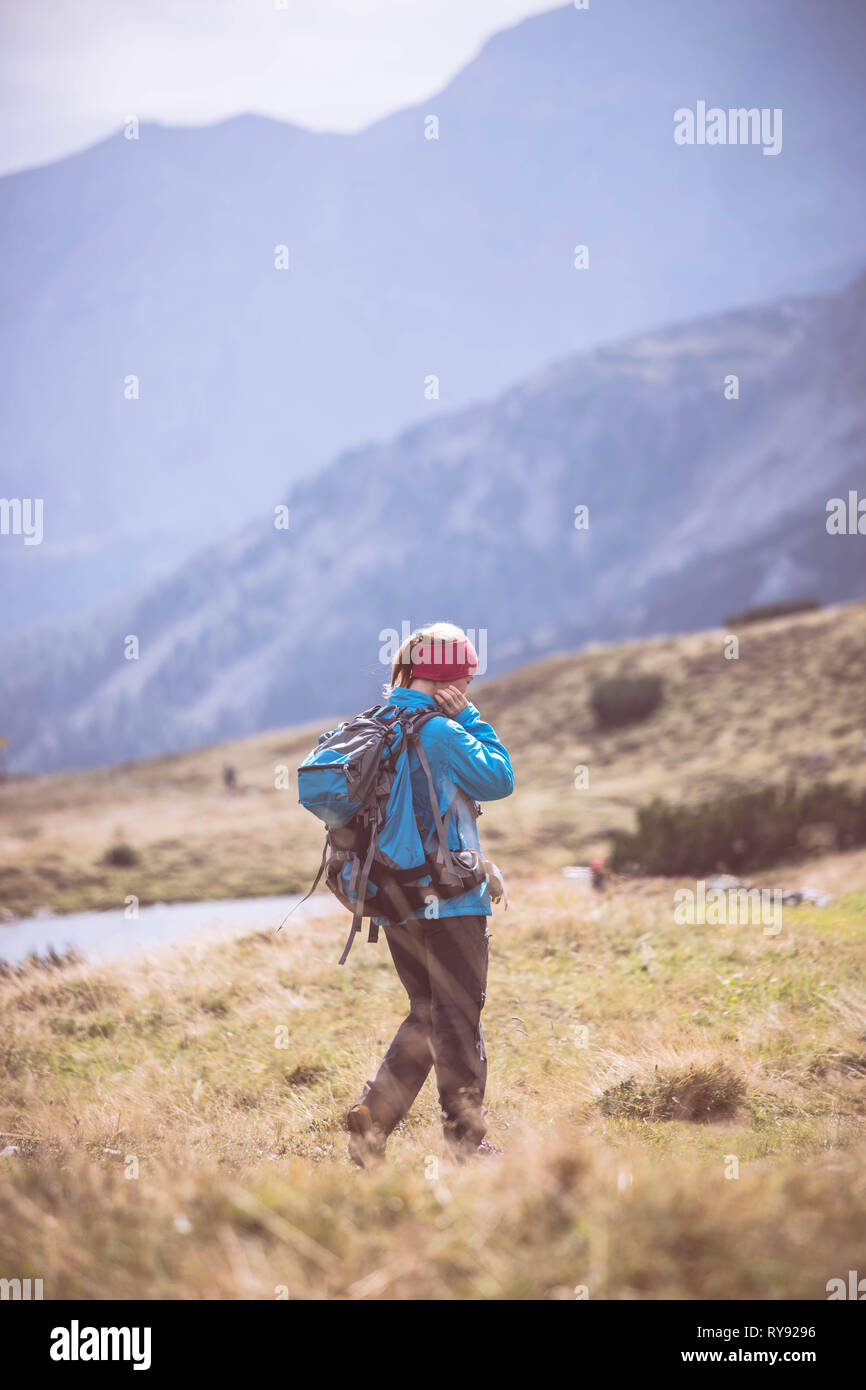 Mujer en ropa deportiva profesional es el trekking en la montaña, Austria  Fotografía de stock - Alamy
