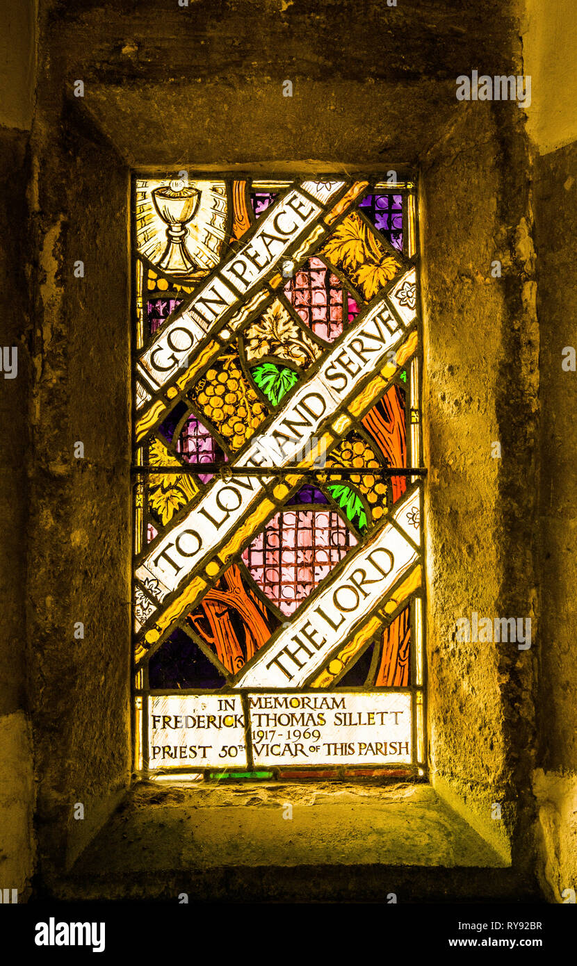 Una ventana de dedicación en el pórtico de la iglesia de Santa María la Virgen en Wotton bajo Borde Gloucestershire Foto de stock