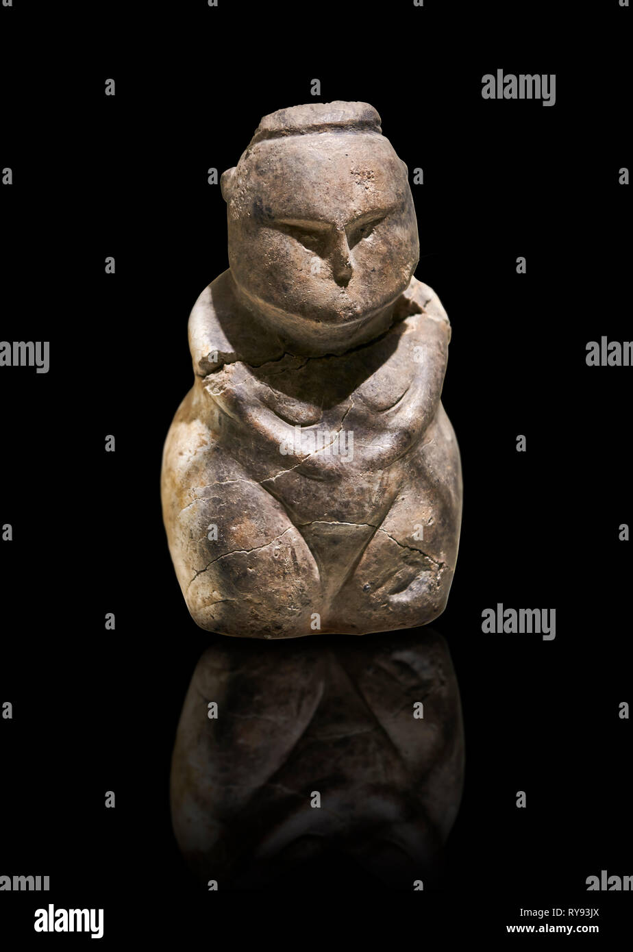 Stone fiqurine Styalised. Catalhoyuk colecciones. Museo de las Civilizaciones de Anatolia, Ankara. Contra un fondo negro Foto de stock