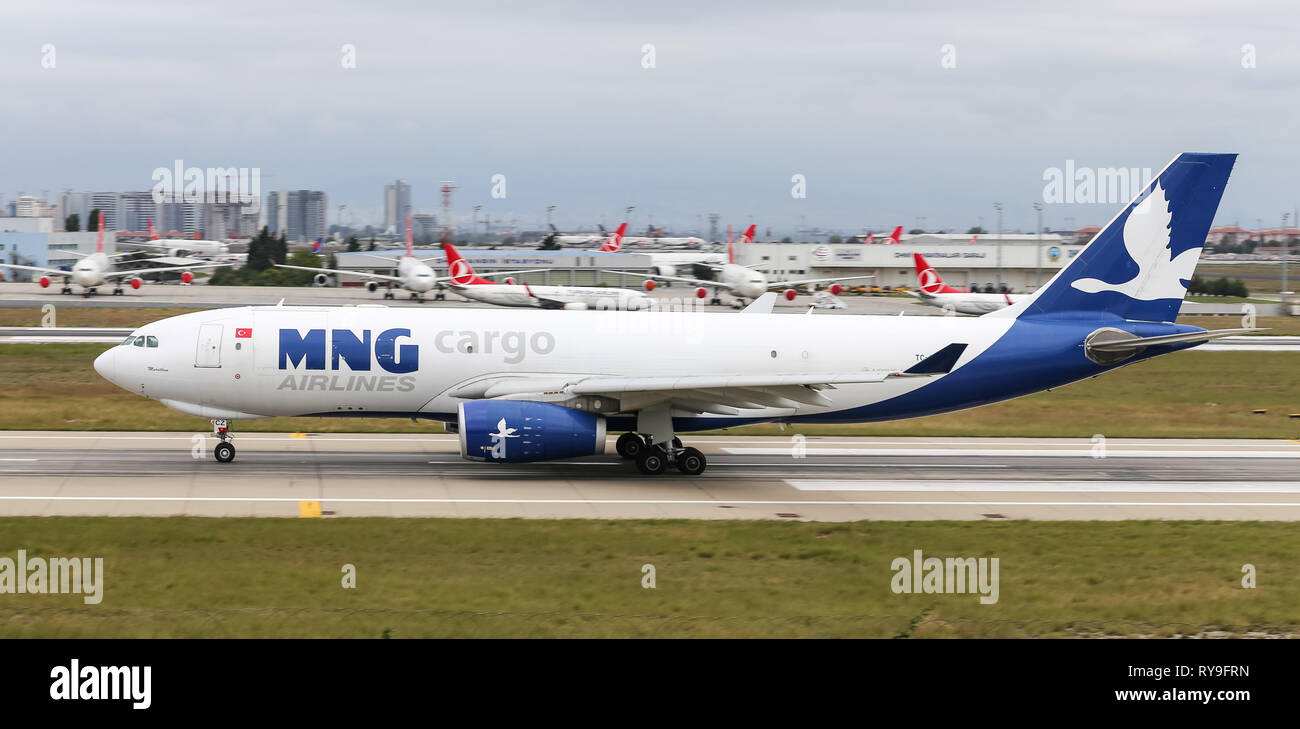 Estambul, Turquía - 30 de septiembre de 2018: MNG Airlines Airbus A330-243F (CN 1332) despega desde el Aeropuerto Ataturk en Estambul. MNG Airlines tiene 8 el tamaño de la flota Foto de stock