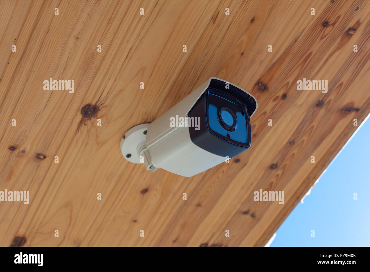Cámara CCTV exterior moderno en un techo. Concepto de inspección y vigilancia. Cámara de vigilancia del concepto de sistema anti-robo. Foto de stock